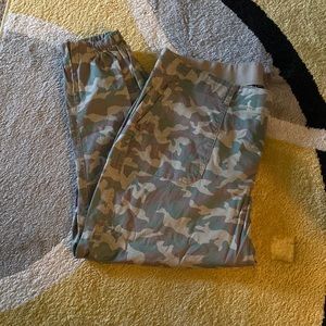 Cropped camo pants